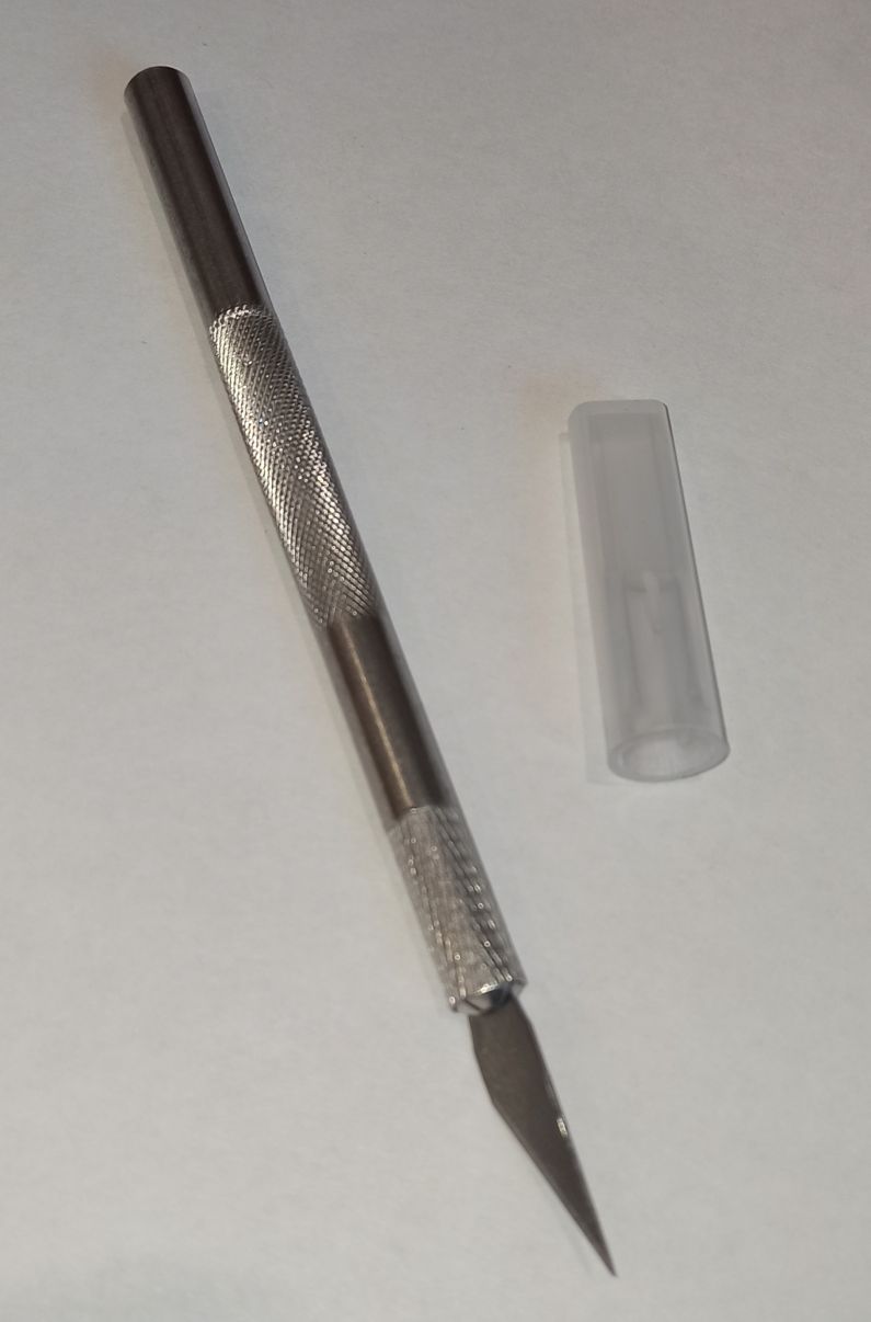 Скальпель металлический T-11. с колпачком