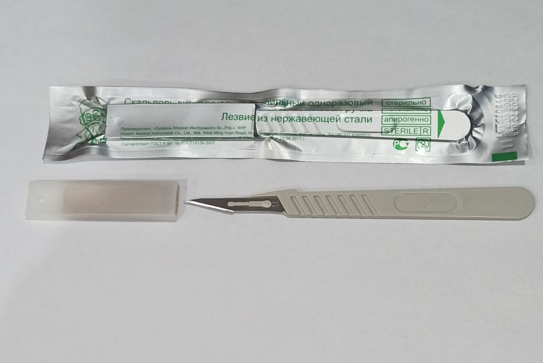 СКАЛЬПЕЛЬ №11 из нержавеющей стали, с пластиковой ручкой и колпачком (одноразовый)