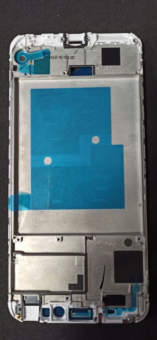 Рамка дисплея для Huawei Honor 7A Pro/ Honor 7C/ Y6 Prime 2018/ Y6 2018 Белая